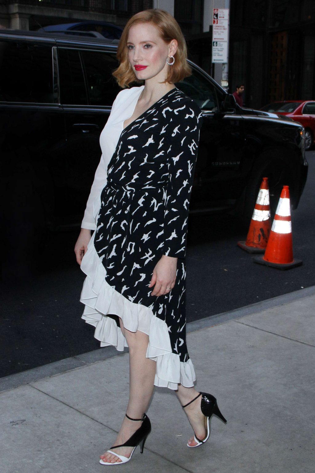 Jessica Chastain phô diễn phong cách thời trang sang trọng trong chiếc đầm midi chữ V đen trắng và họa tiết thu hút thị giác cùng giày cao gót