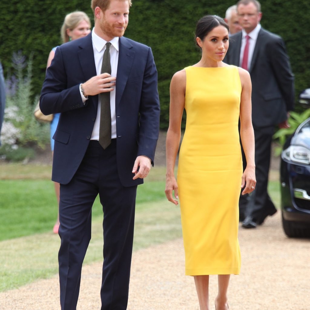 meghan markle mặc đầm màu vàng của Brandon Maxwell