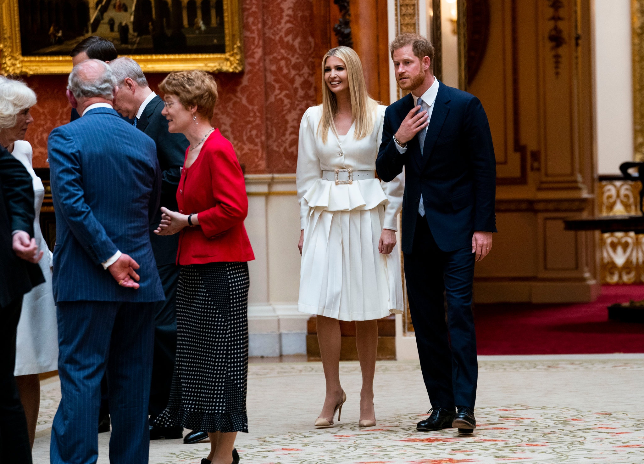 Ivanka Trump cùng hoàng tử Harry tham quan cung điện Buckingham