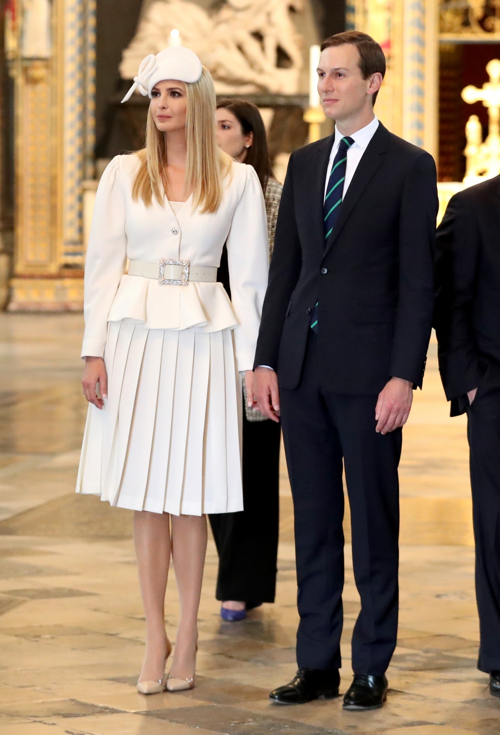 Ivanka Trump diện blazer trắng tay phồng, chân váy xếp li màu trắng