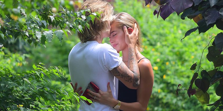 Justin Bieber hôn trán Hailey Baldwin