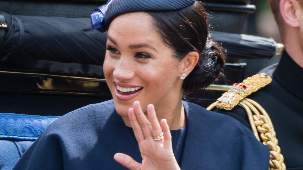 công nương meghan diện đầm và mũ xanh navy