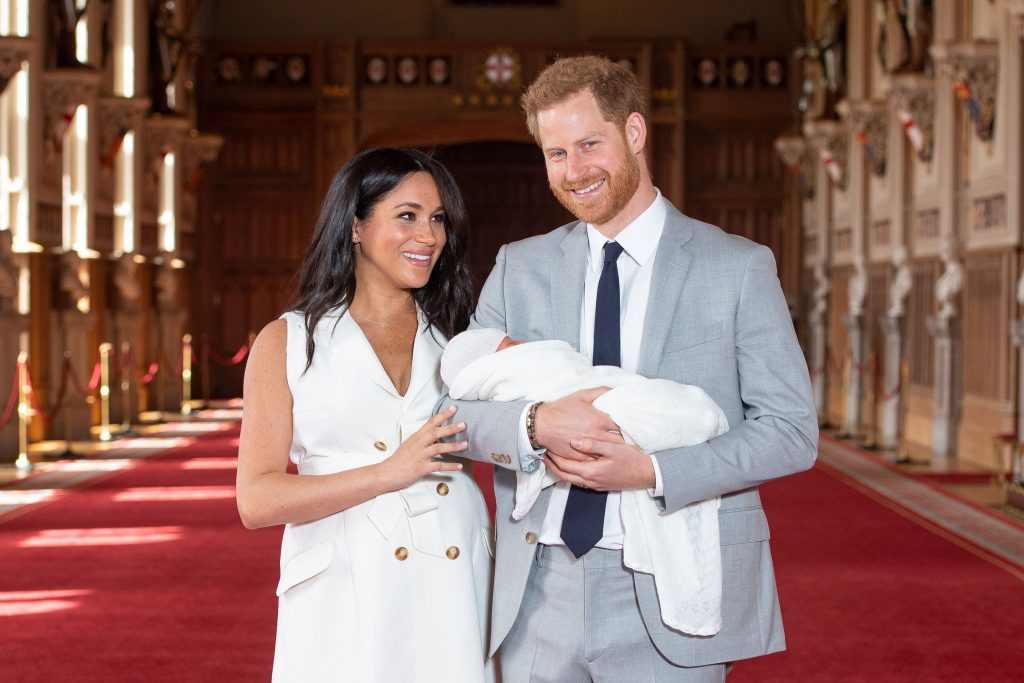 công nương meghan và hoàng tử harry bế em bé