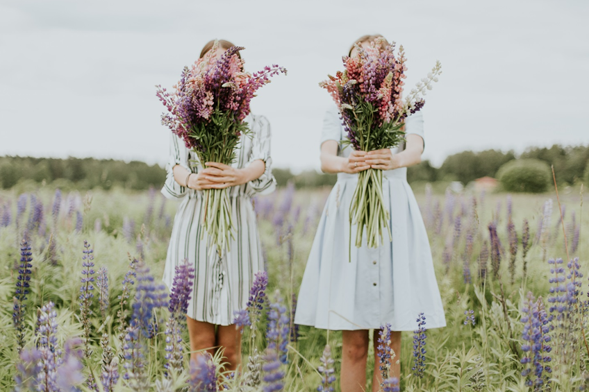 phụ nữ Pháp - hai cô gái hoa lavender
