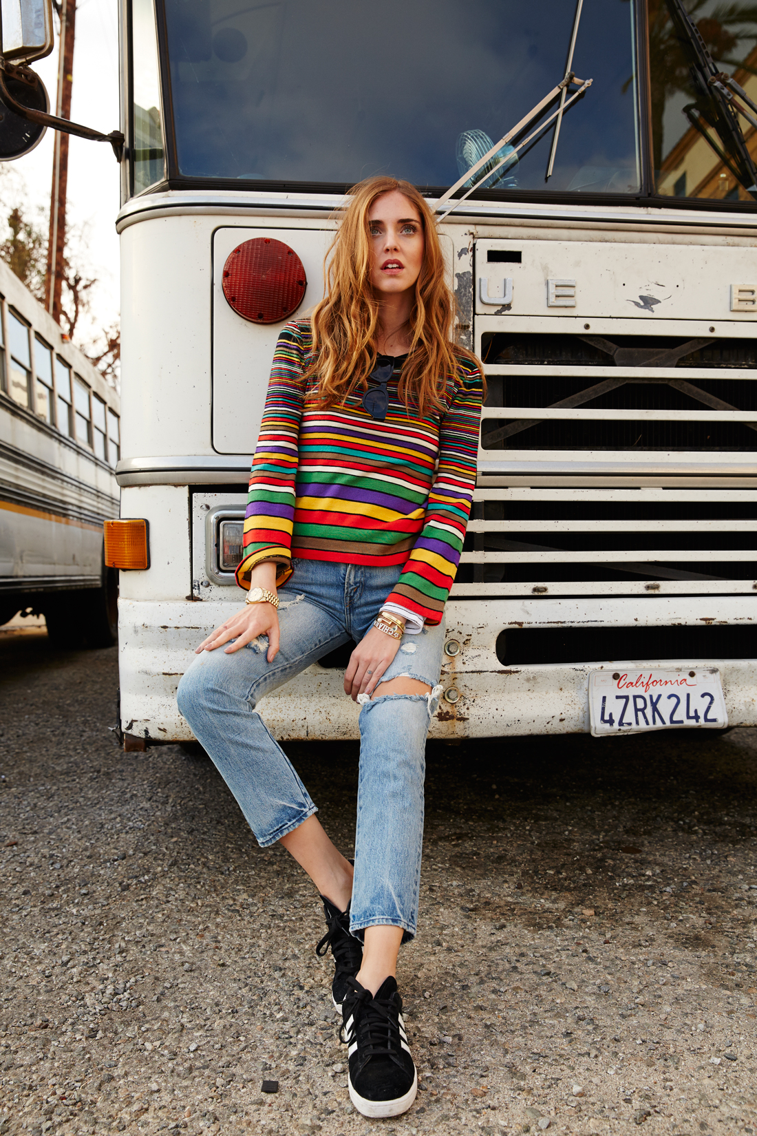 Chiara Ferragni diện áo thun tay dài màu cầu vồng và quần jeans