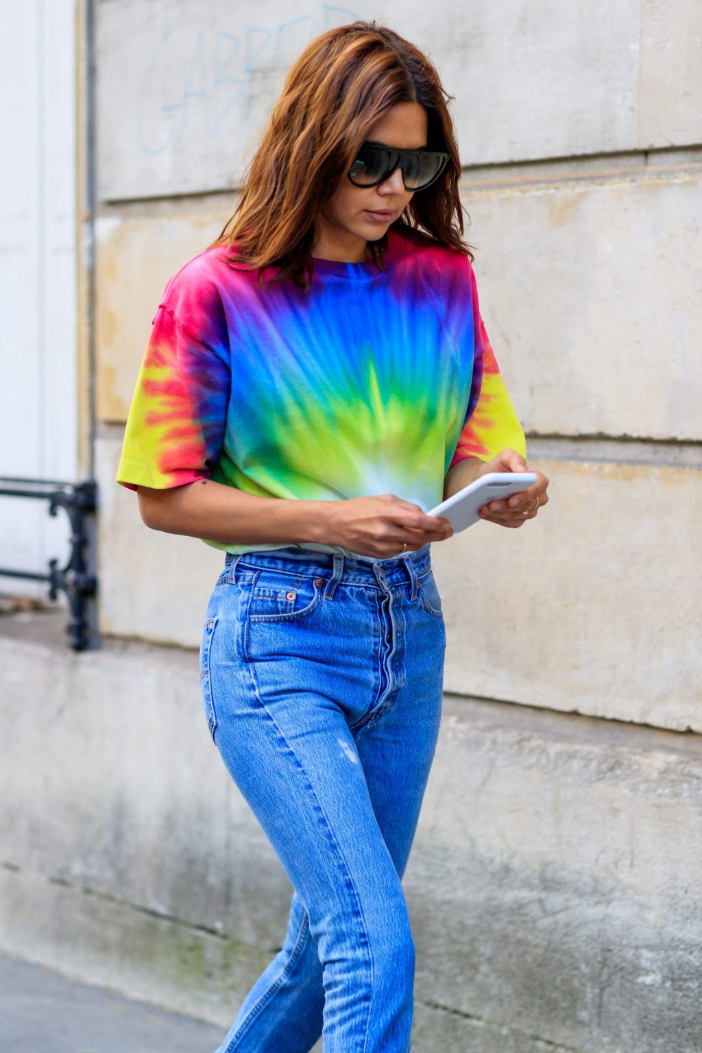 cách phối đồ cầu vồng của fashionista với áo phông tie-dye