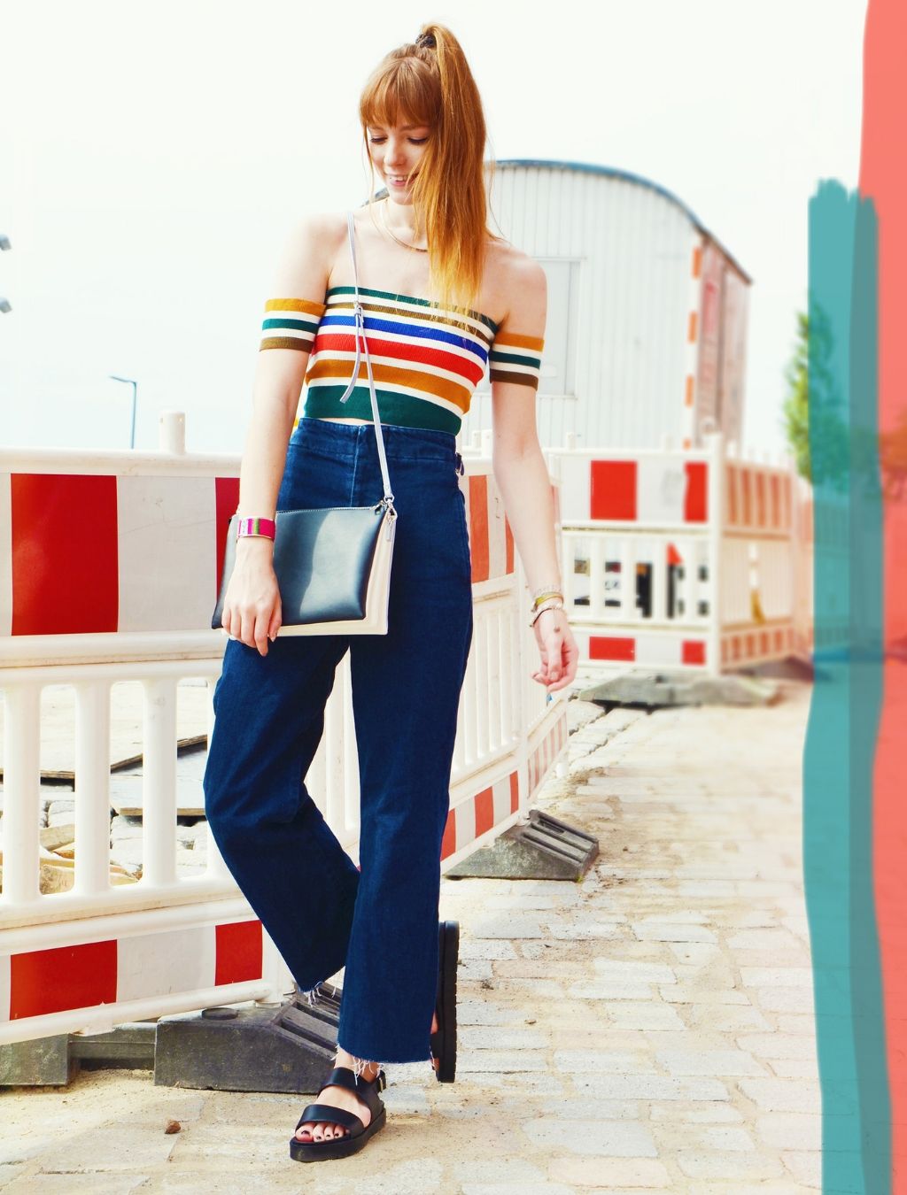 fashionista diện crop top trễ vai màu cầu vồng, quần jeans cạp cao