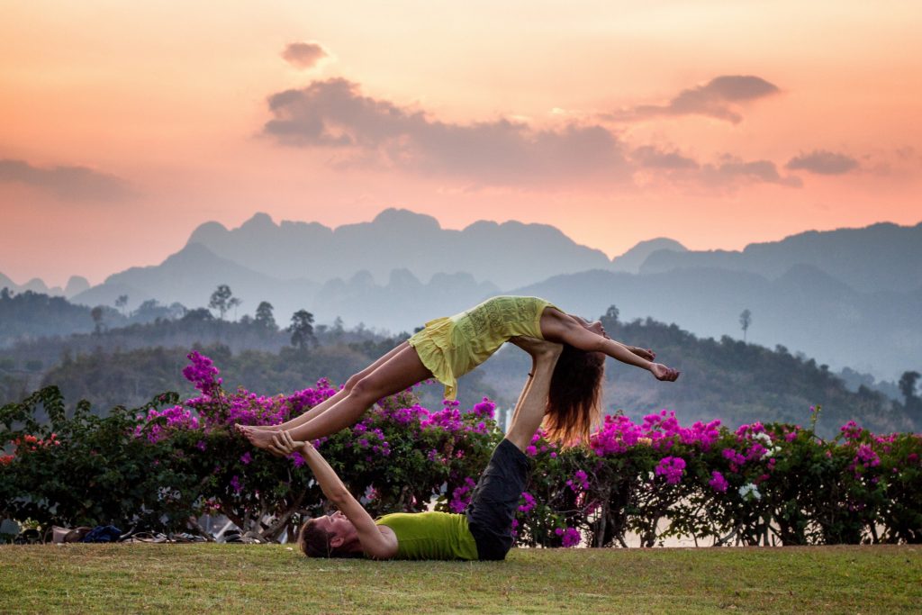 cặp đôi hẹn hò tập yoga