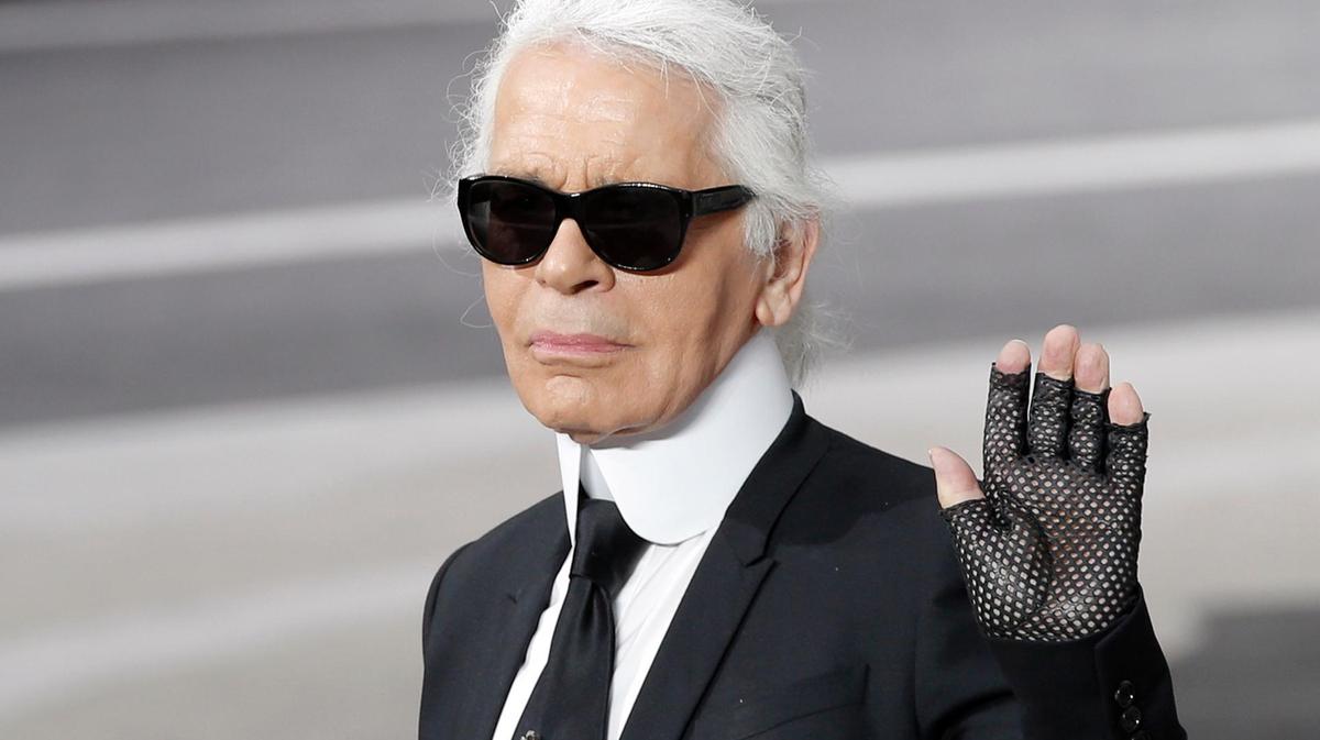 NTK Karl Lagerfeld vẫy tay chào