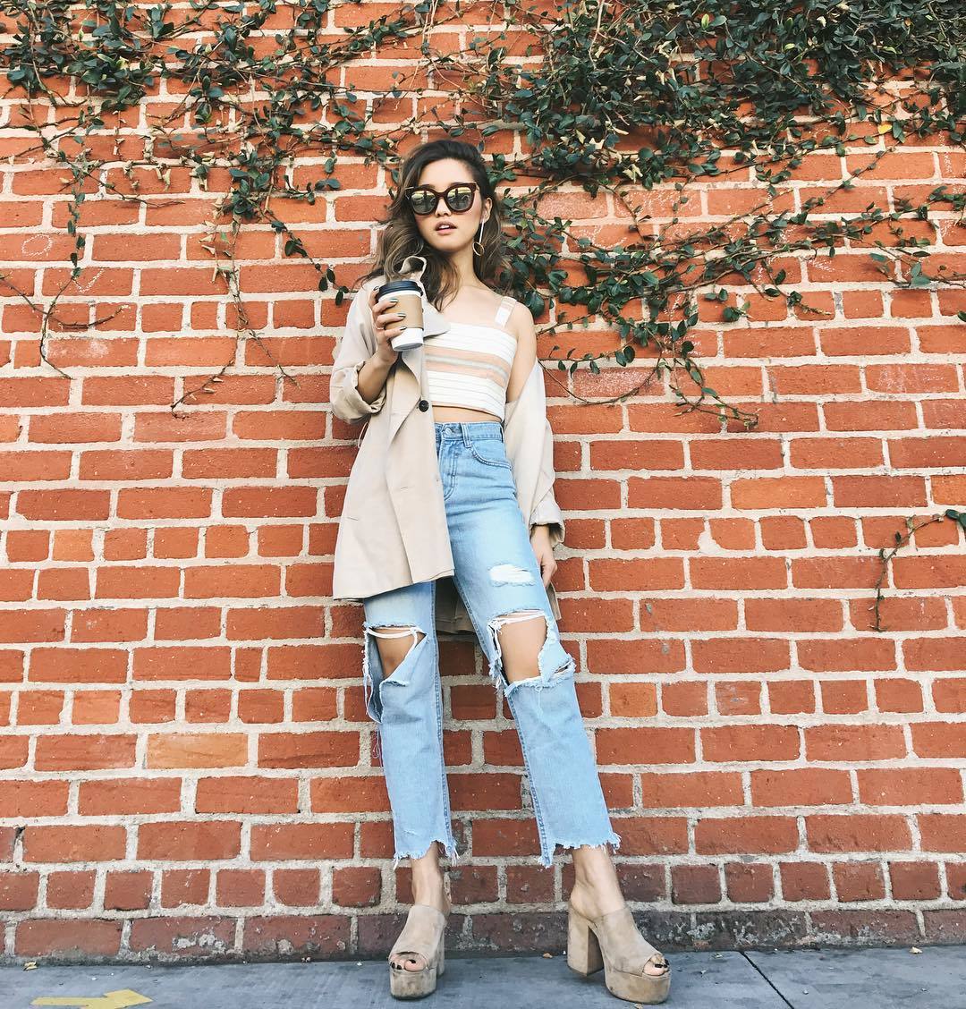 jenn im quần jeans rách và áo crop top