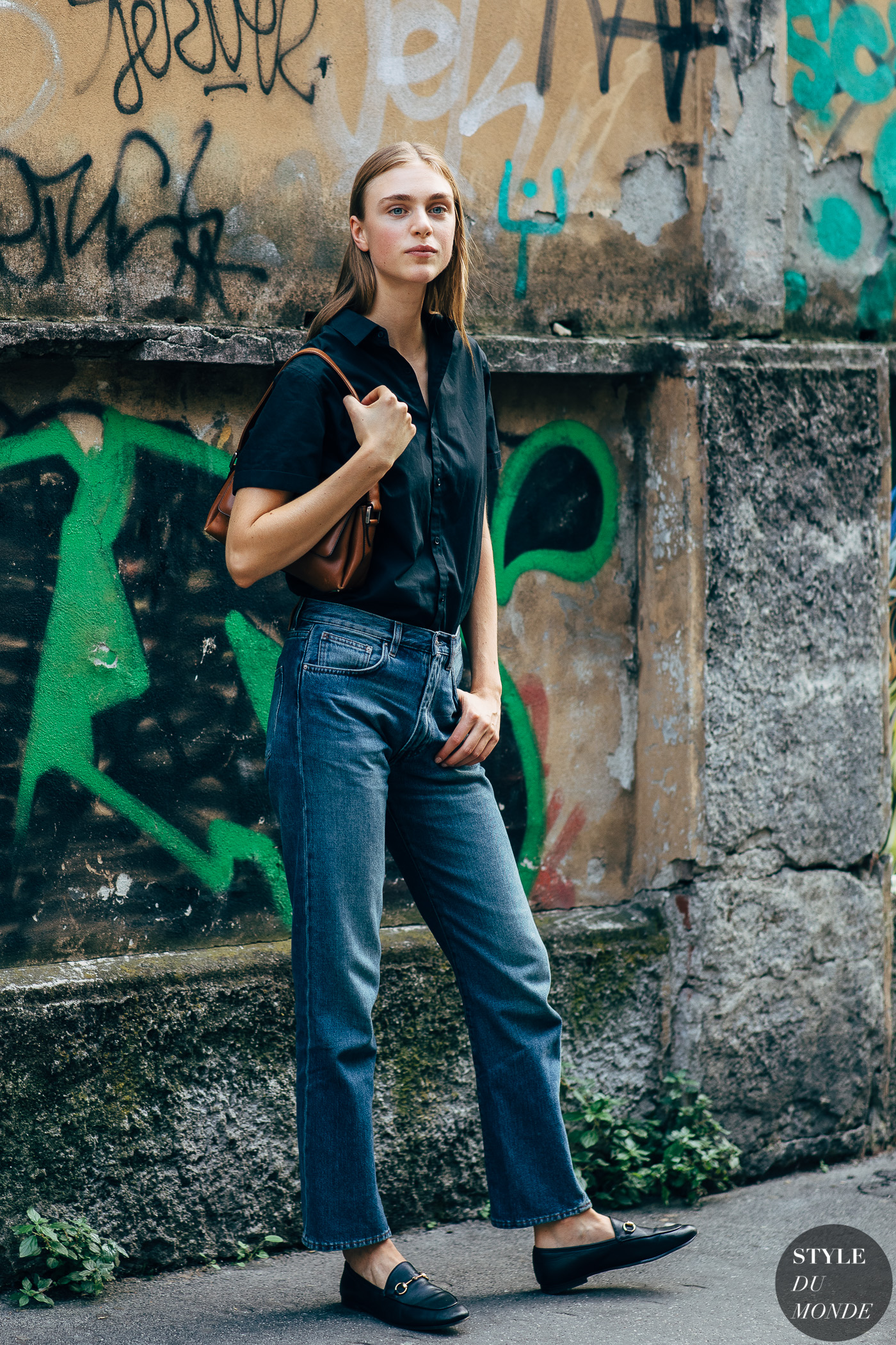 fashionista mặc áo sơmi đen quần jeans tuần lễ thời trang milan