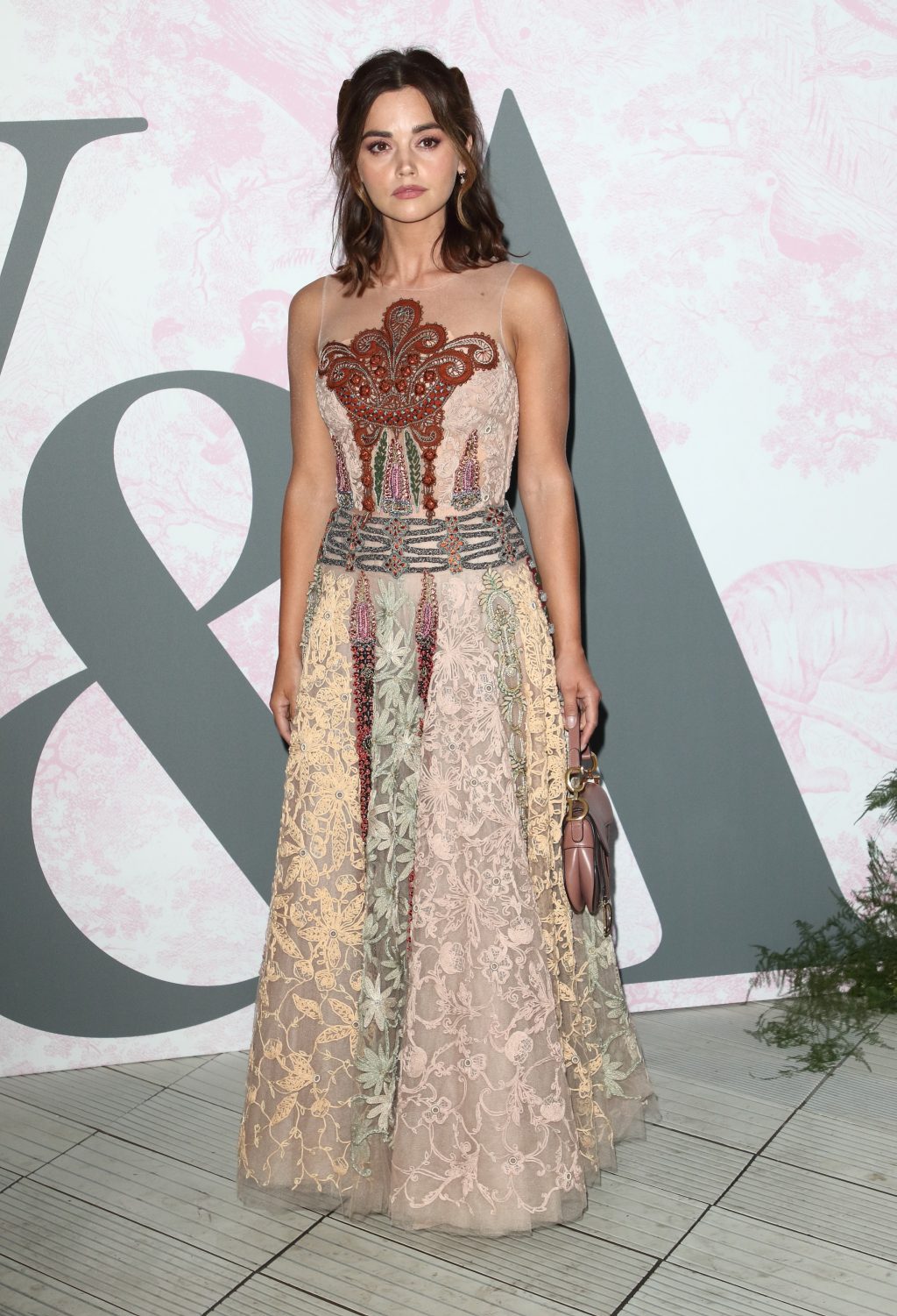 jenna coleman mặc đầm ren tại bữa tiệc mùa hè của Dior 2019