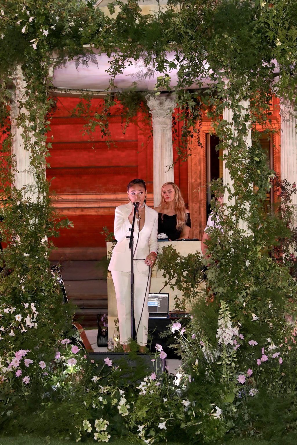 nữ ca sĩ joy crookes mặc suit trắng tại bữa tiệc mùa hè của dior