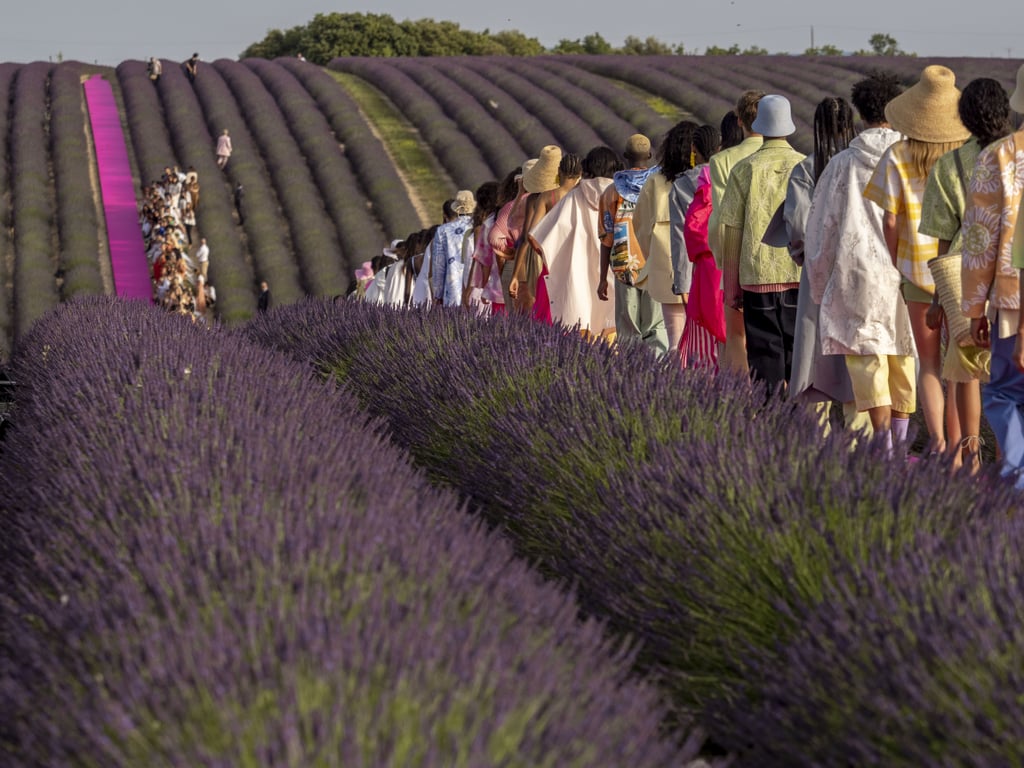 sàn diễn lavender BST Jacquemus Xuân - Hè 2020