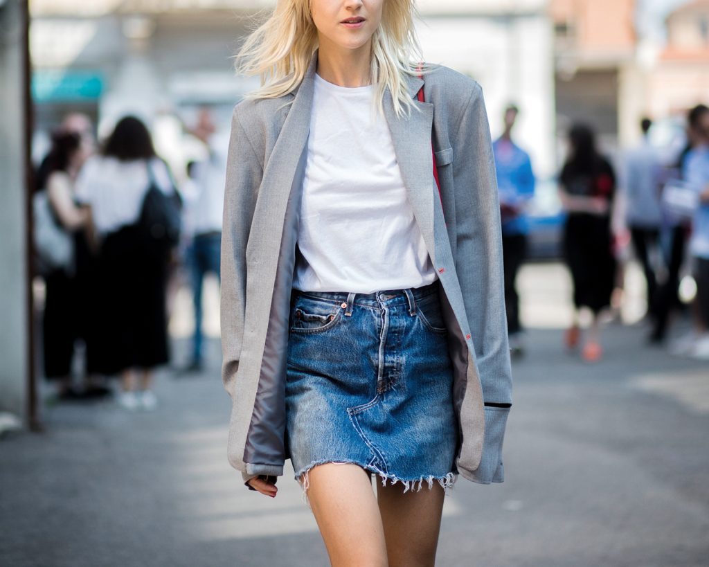 Cô nàng nhóm 6 với hai tính cách đối lập phù hợp với trang phục denim.