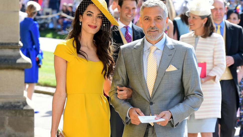 Amal Clooney thu hút trong chiếc đầm cùng mũ màu vàng mù tạt