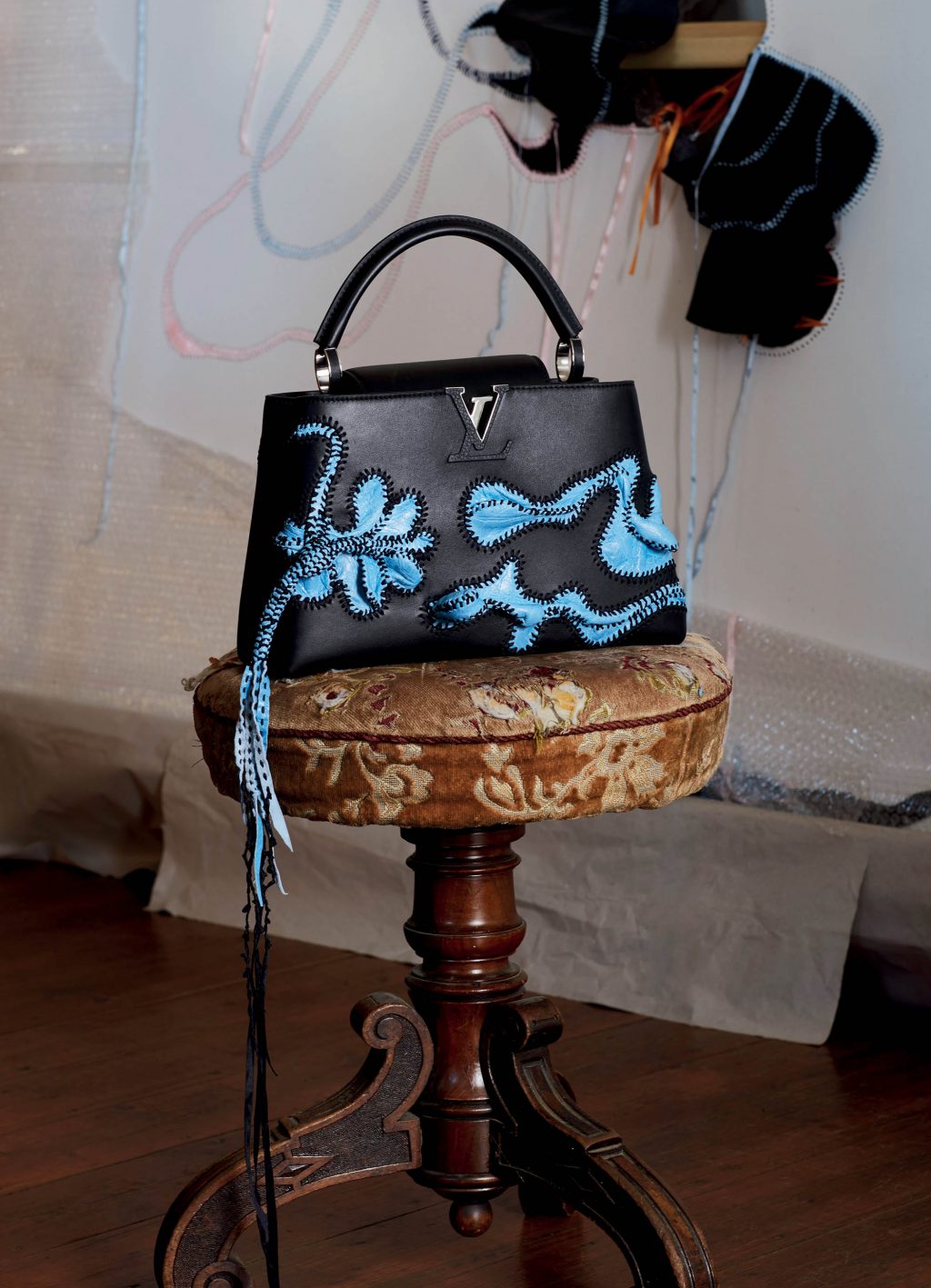 túi Louis Vuitton Capucines của Nicholas Hlobo