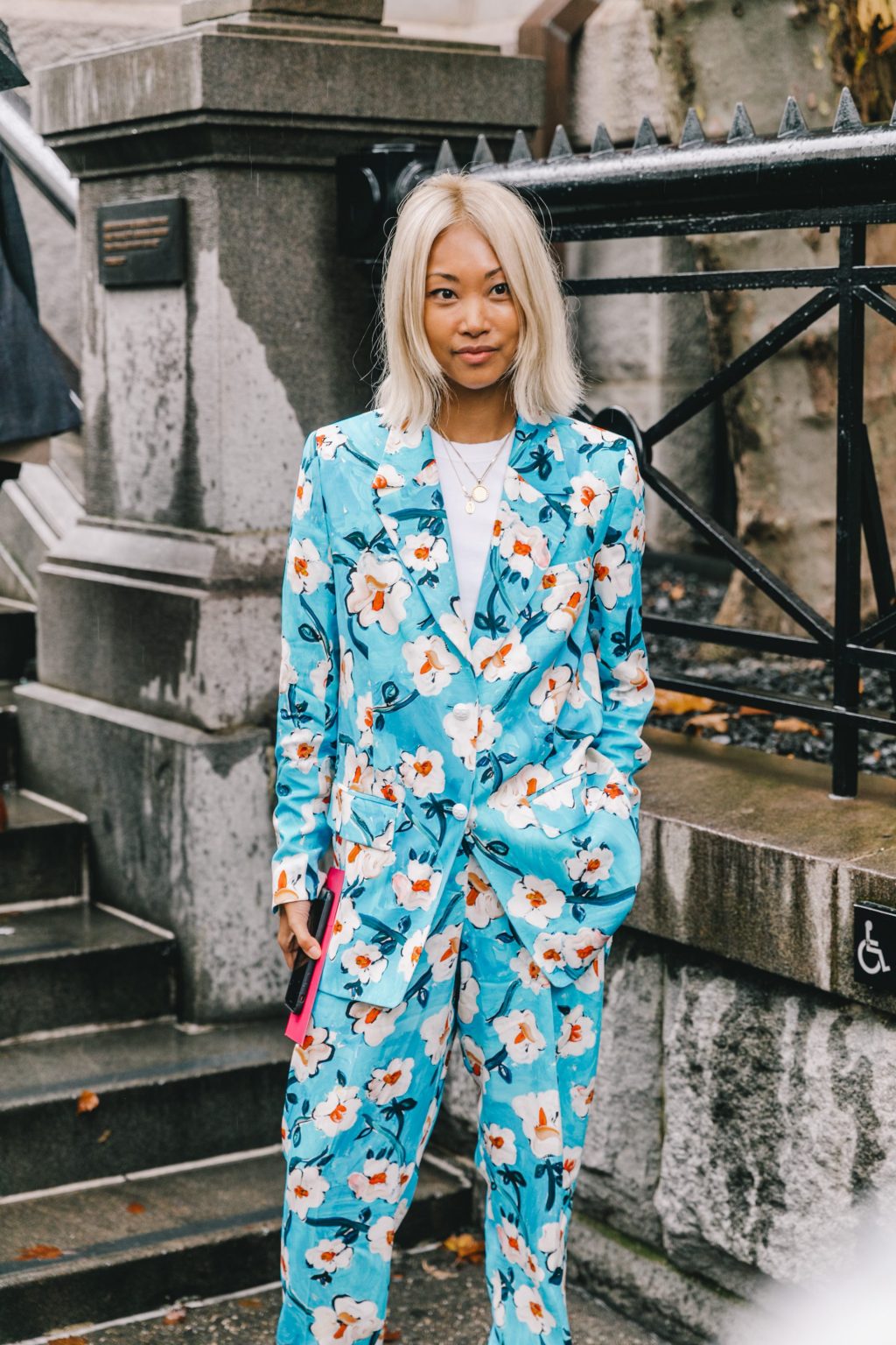 fashionista mặc âu phục xanh dương họa tiết hoa tuần lễ thời trang new york