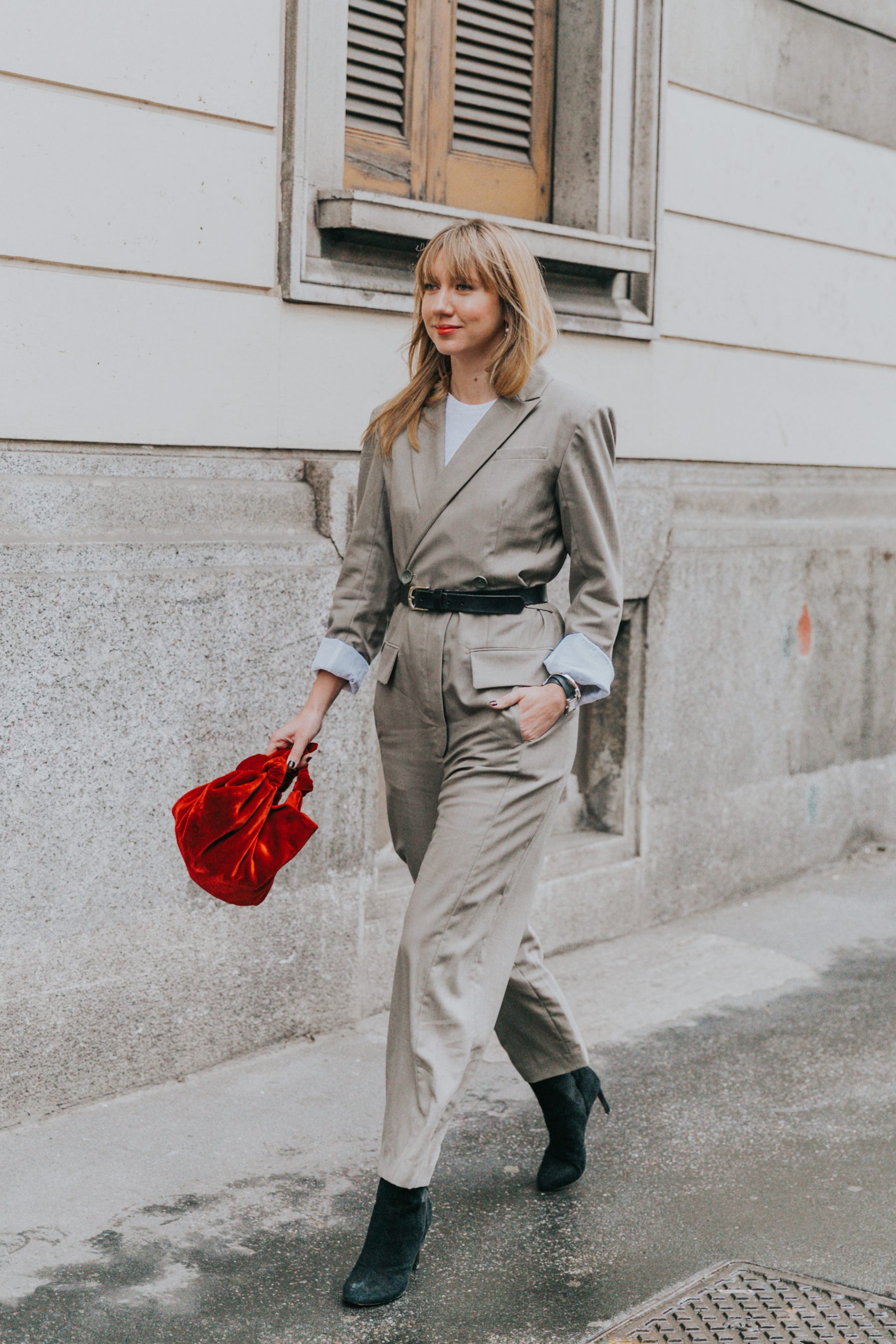 blazer thắt lưng túi xách đỏ bốt tuần lễ thời trang milan