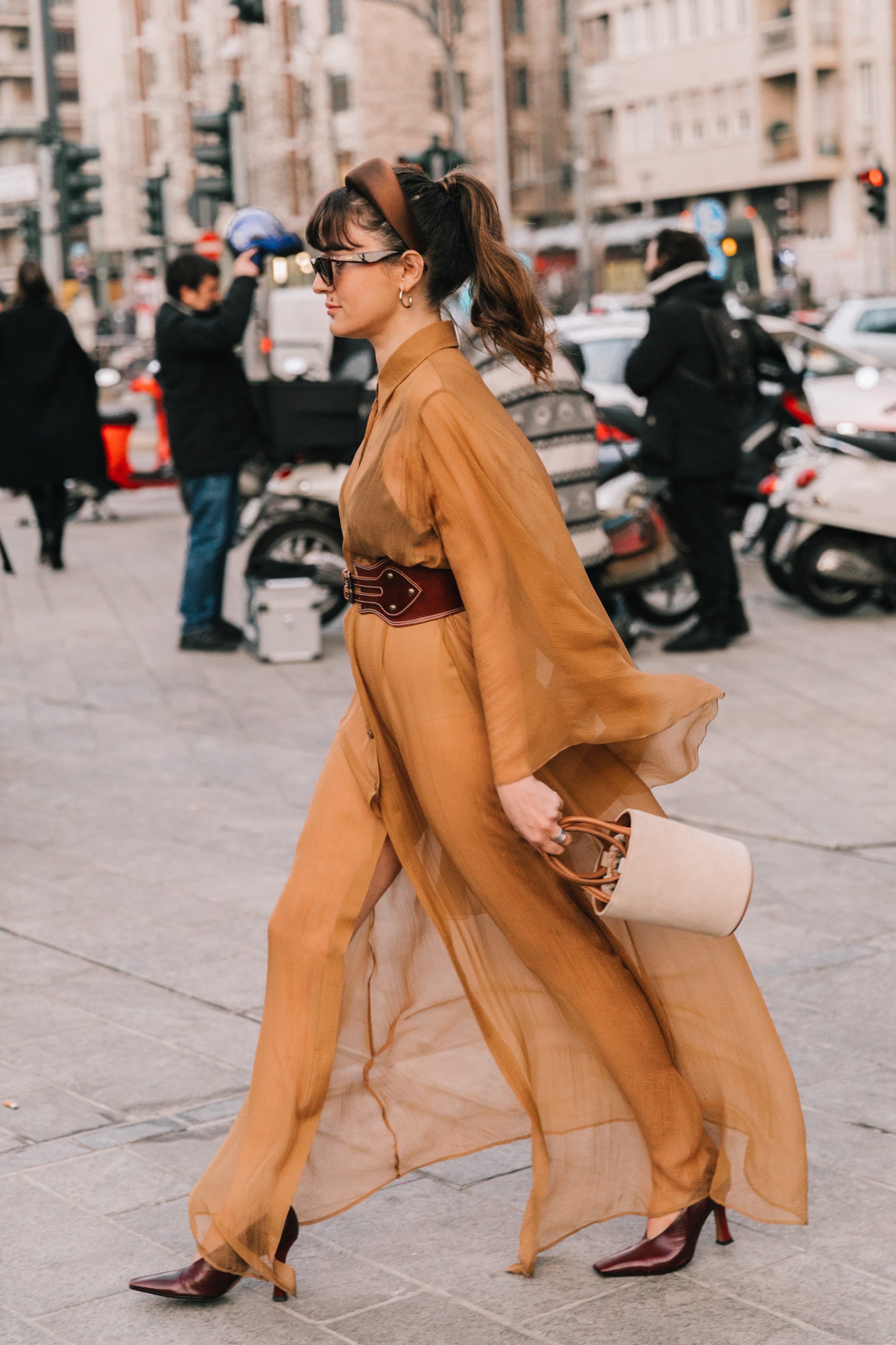 fashionista đầm xẻ tà băng đô màu nâu túi xách hình học tuần lễ thời trang milan