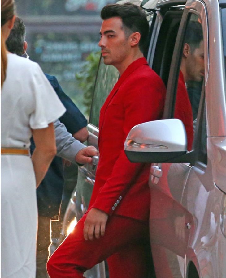 joe jonas mặc vest màu đỏ tại bữa tiệc diễn tập