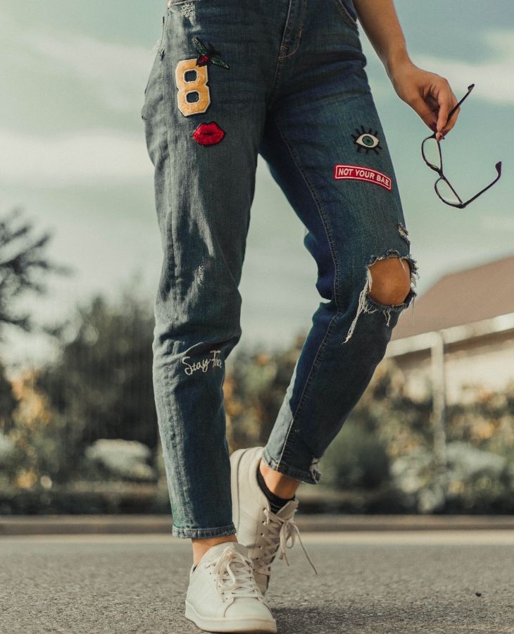 quần jeans rách ở gối giày sneaker trắng cổ thấp