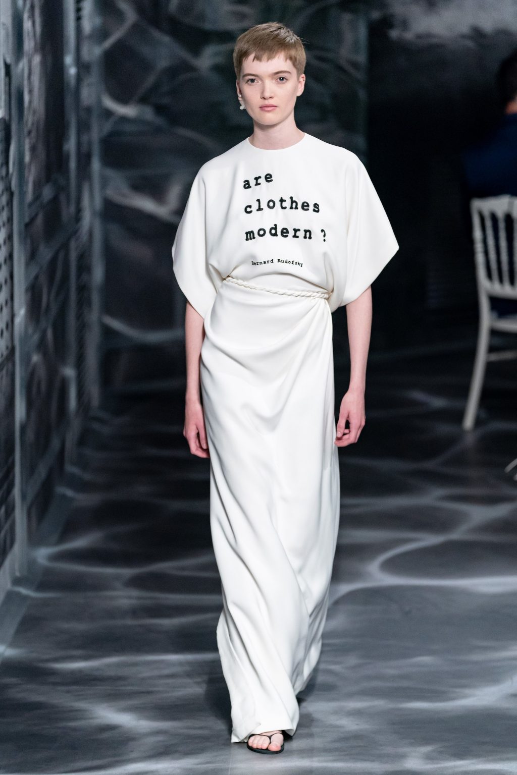 áo thun in chữ Are Clothes modern bộ sưu tập Dior Haute Couture Thu 2019