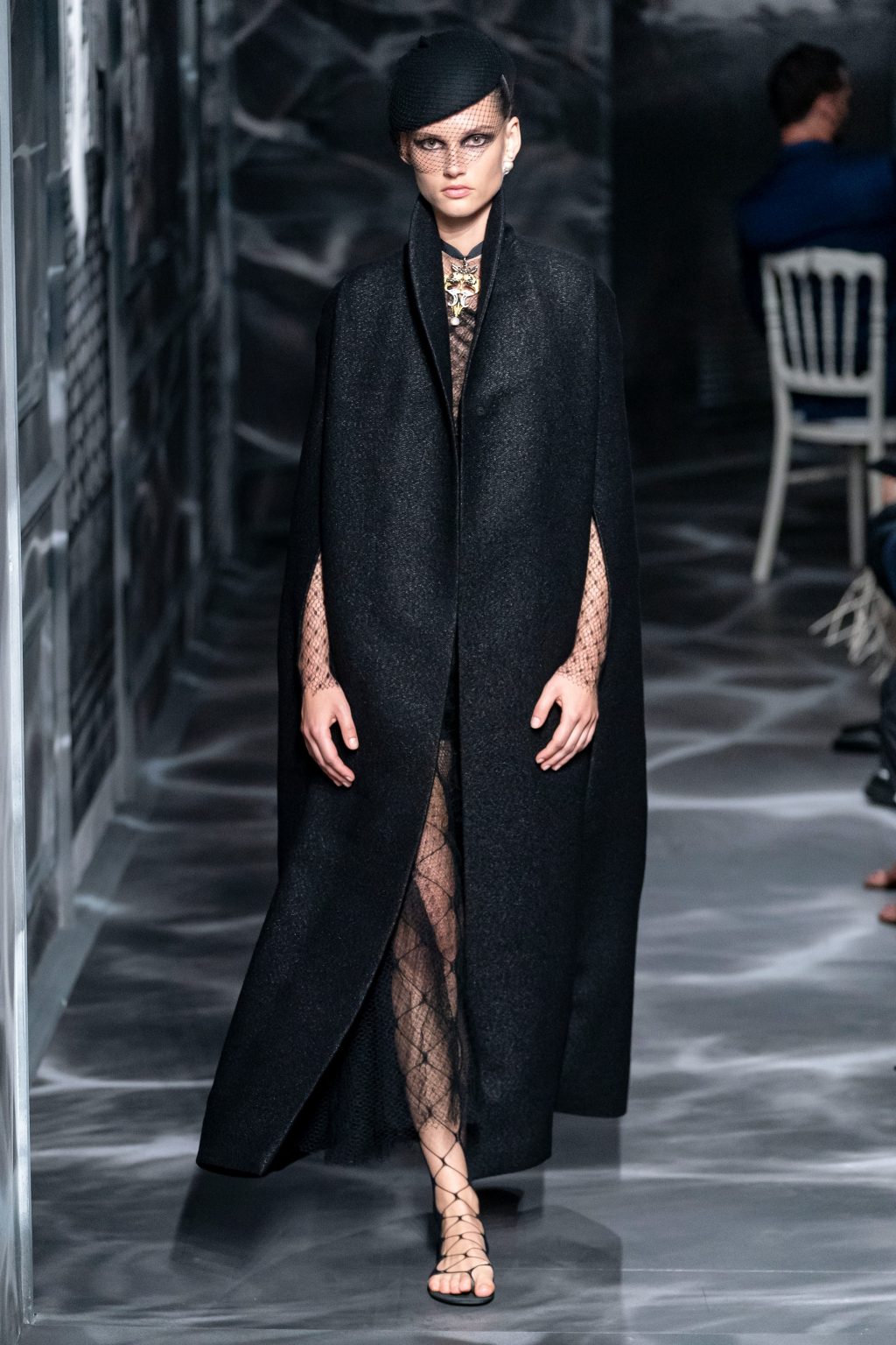 áo choàng dài bộ sưu tập Dior Haute Couture Thu 2019