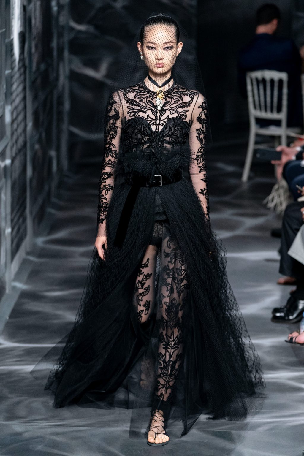 đầm ren thêu màu đen trong bộ sưu tập Dior Haute Couture Thu 2019