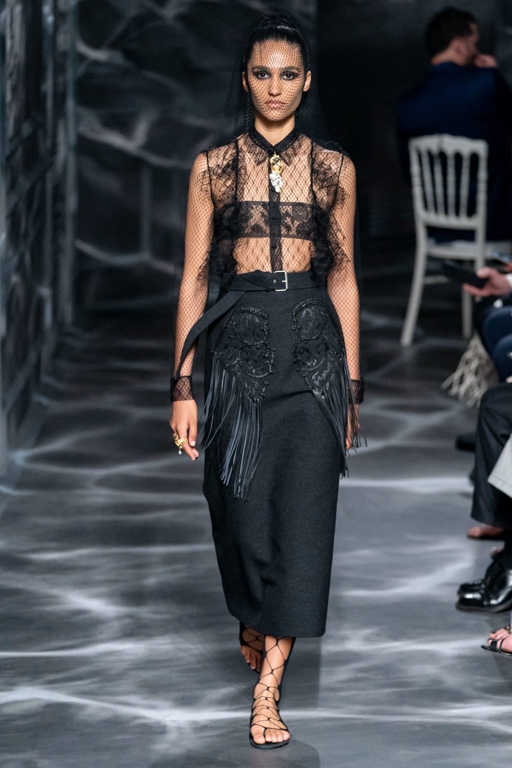 áo phối ren và chân váy đen bộ sưu tập Dior Haute Couture Thu 2019