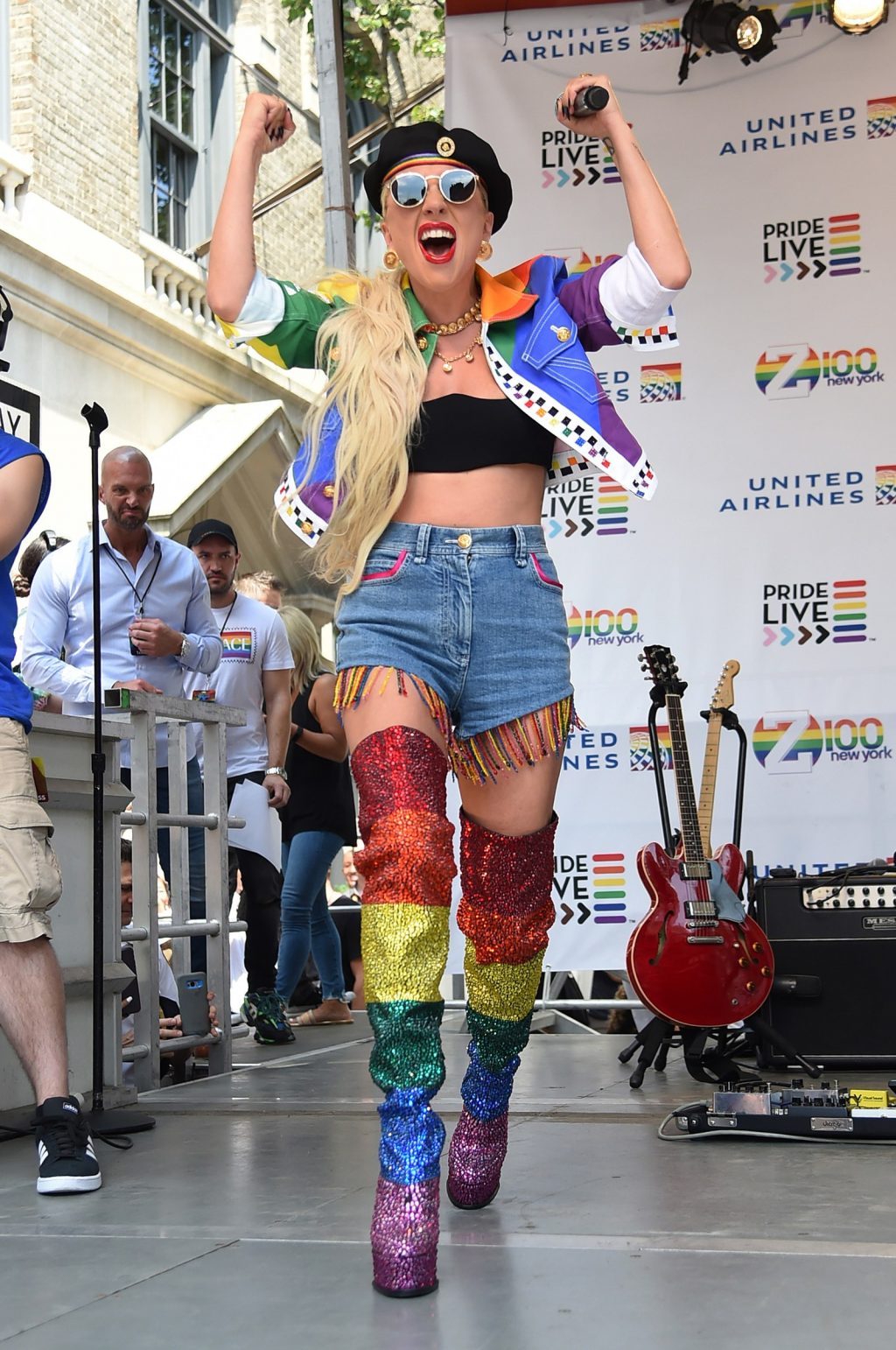 Lady Gaga diện áo bảy màu cùng đôi boots lấp lánh thiết kế bởi Versace