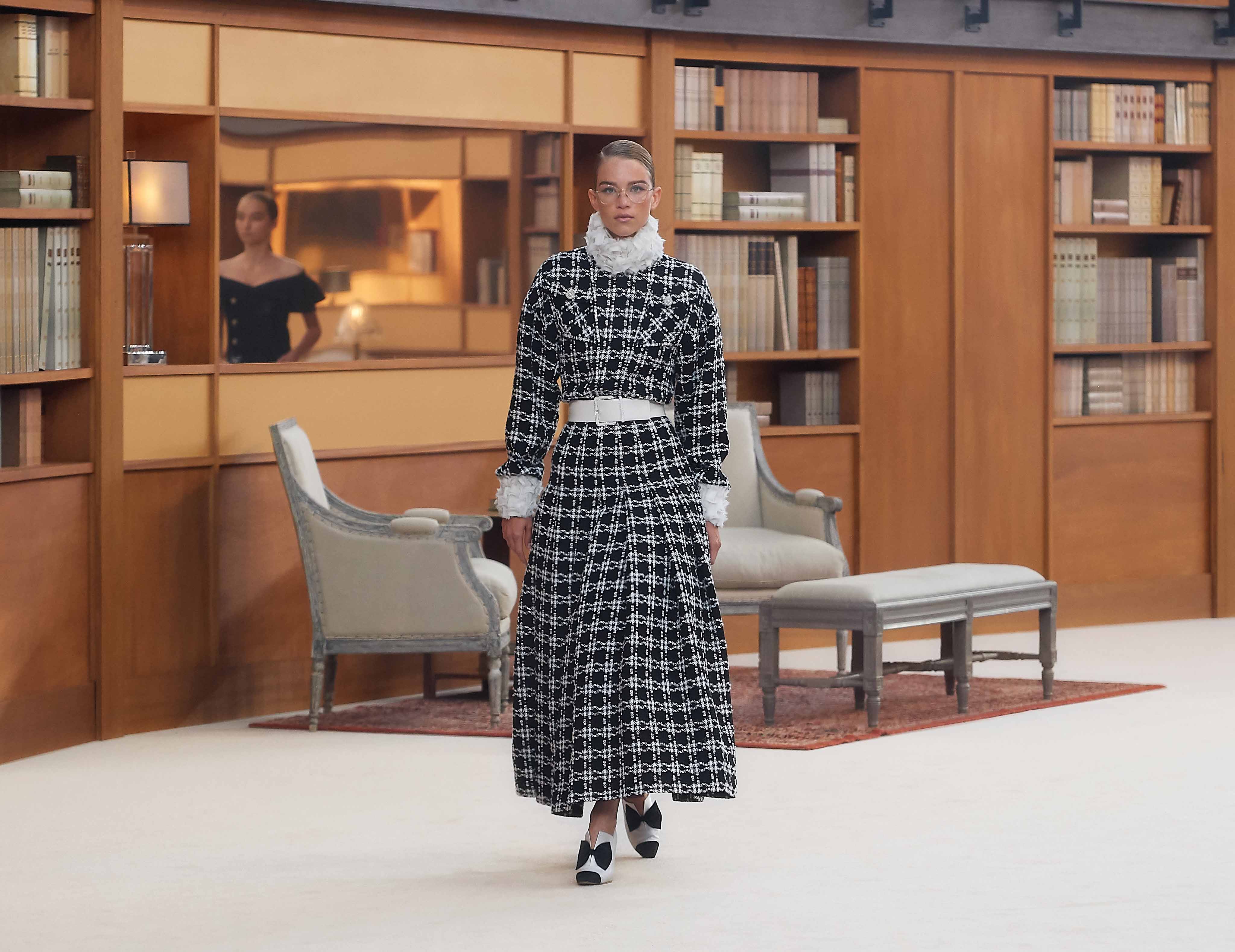 áo choàng dài kẻ ô đen trắng chanel haute couture aw 2019