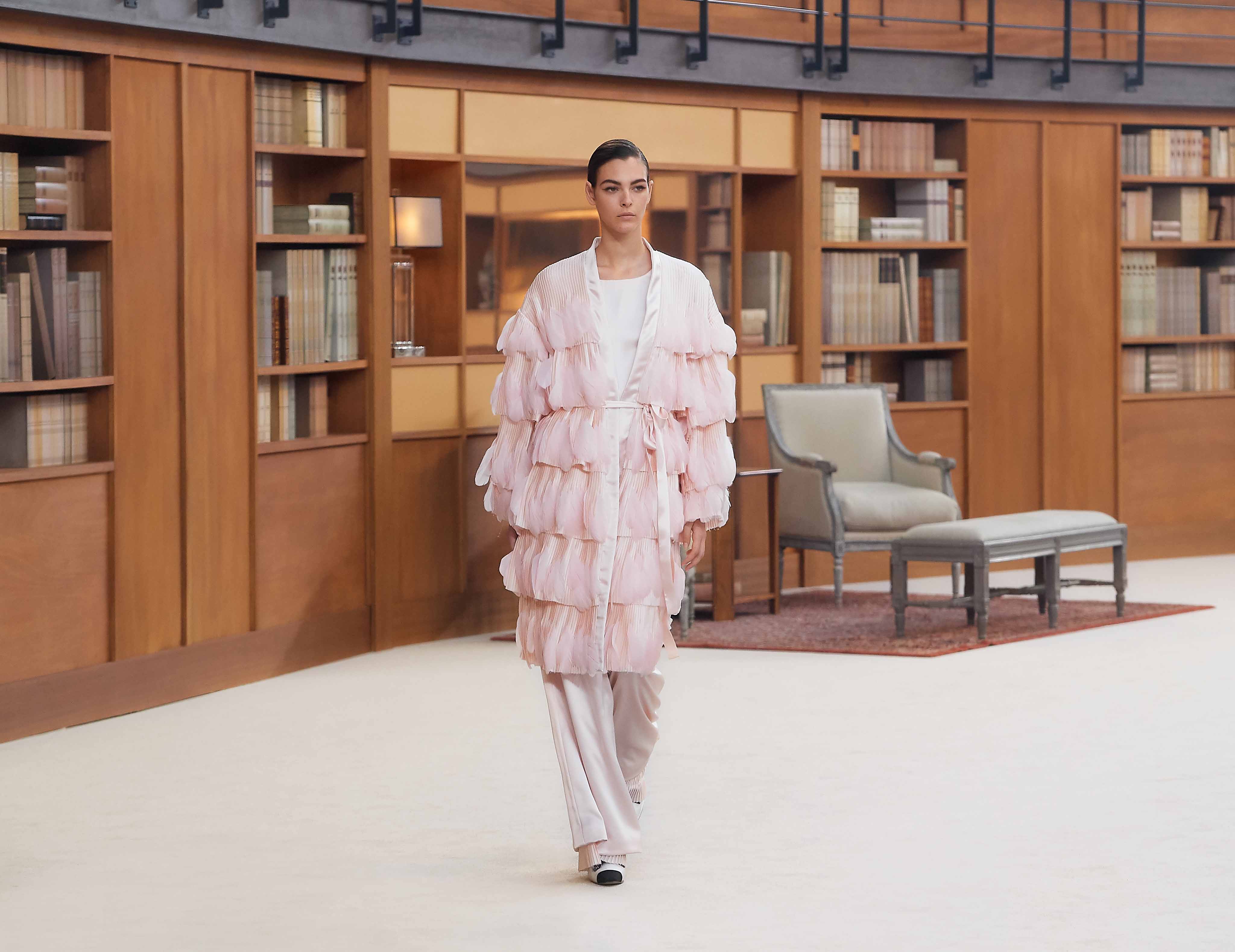 biến tấu đồ ngủ màu hồng pastel chanel haute couture aw 2019