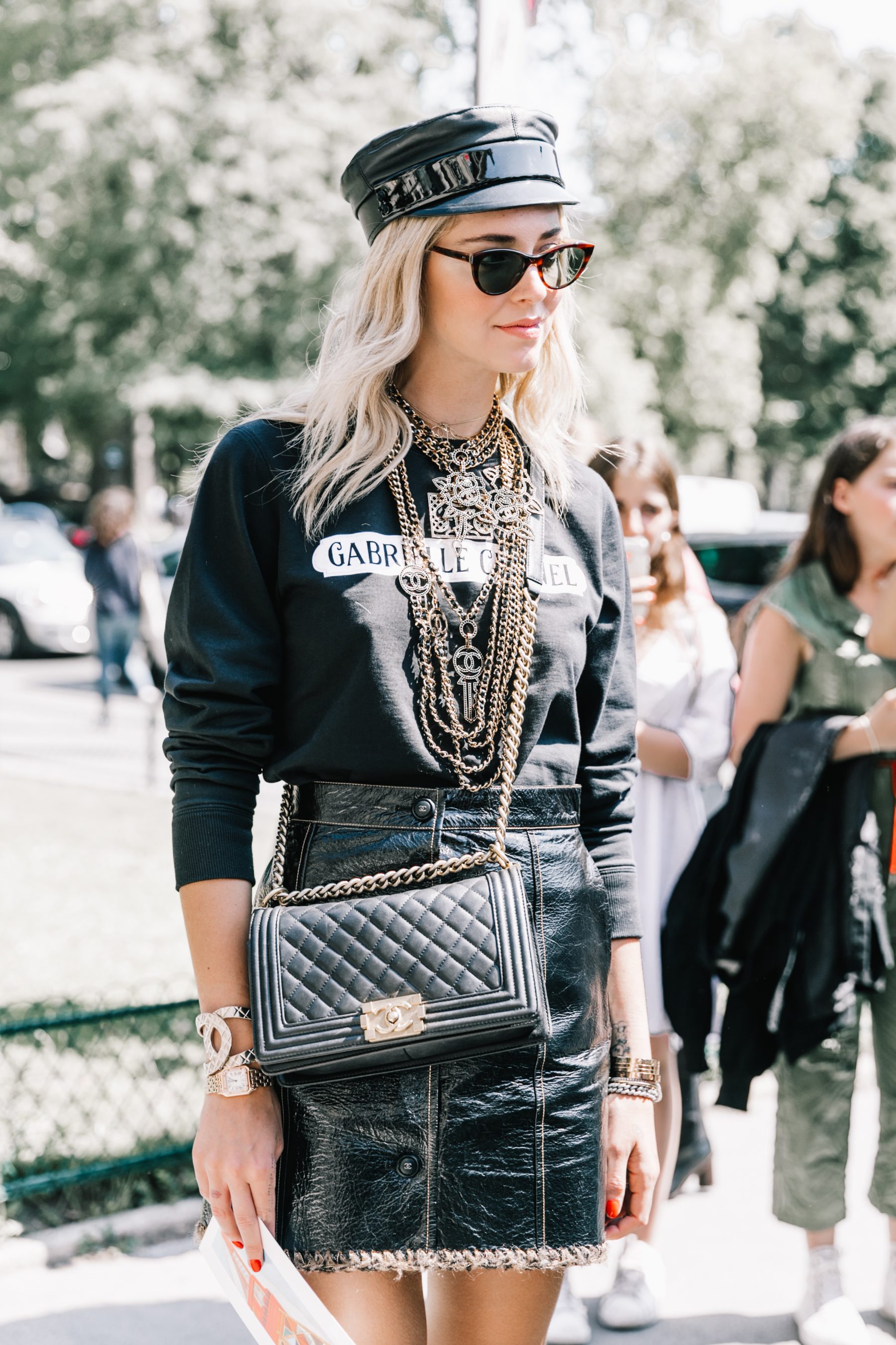 Chiara Ferragni túi xách của thương hiệu thời trang Chanel boy bag đen tuần lễ thời trang haute couture