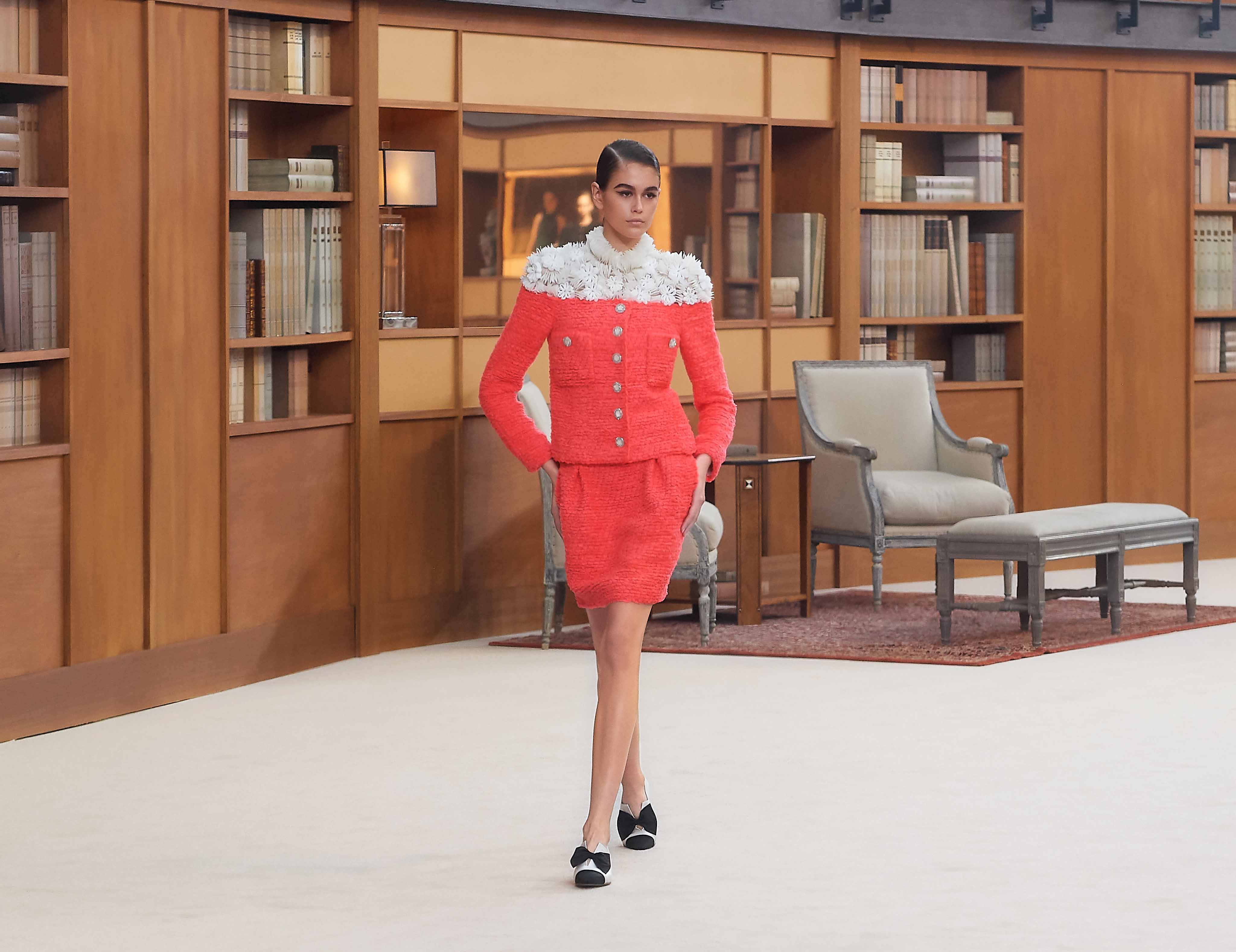 kaia gerber skirt suit màu cam chanel haute couture 2019