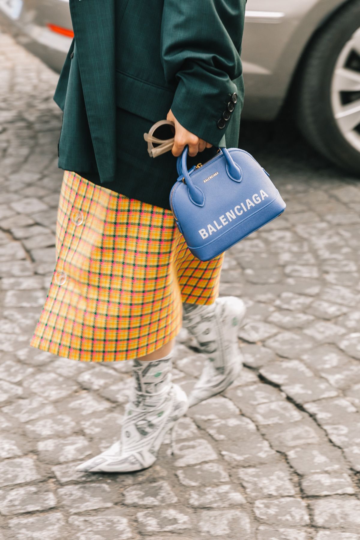 túi xách ville balenciaga balenciaga ville bag chân váy kẻ ô vàng street style tuần lễ thời trang