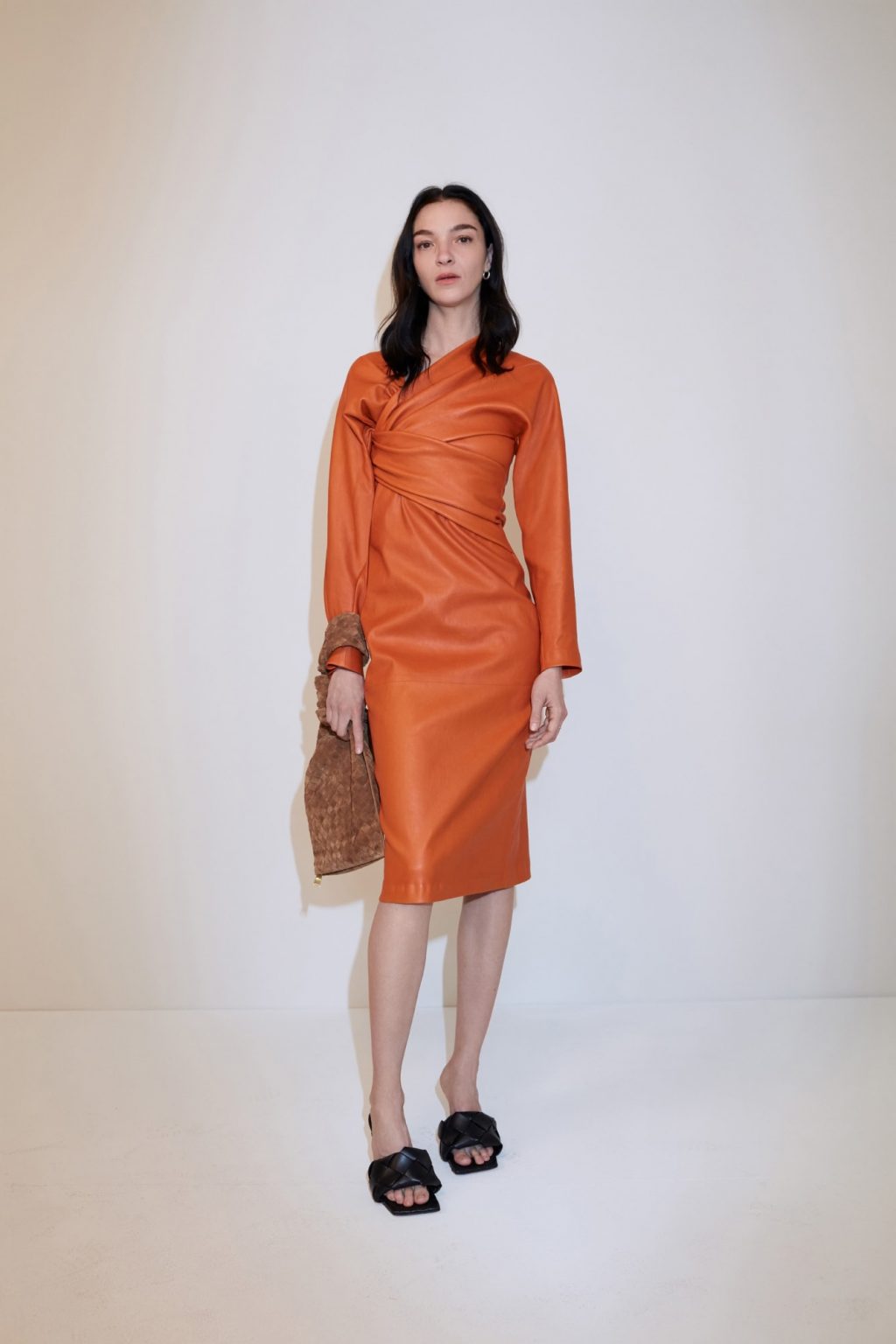 váy lụa màu cam tay dài trong bst bottega veneta cruise 2020