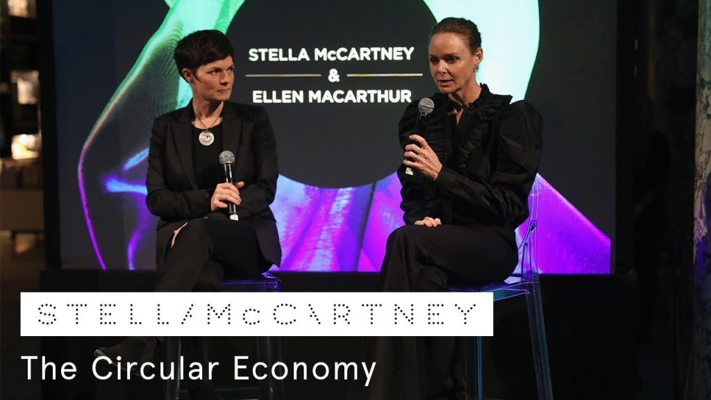 Ellen MacArthur và Stella McCartney mặc đồ màu đen và cầm micro