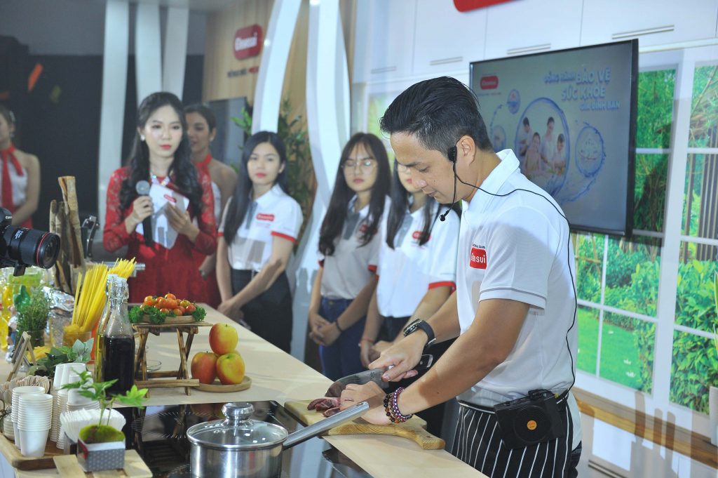 Master Chef Thanh Cường trổ tài nấu ăn tại quầy trải nghiệm sản phẩm dành cho khu vực bếp.