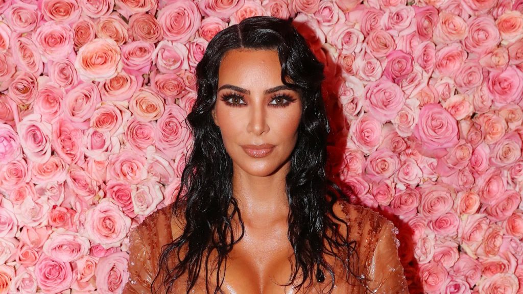 Kim Kardashian mặc nội y chụp hình trên nền hoa hồng