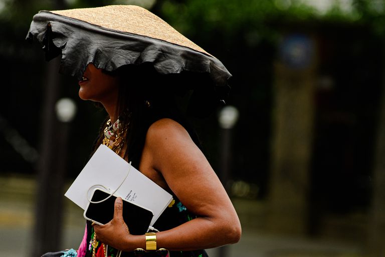 Mũ độc lạ street style paris haute couture