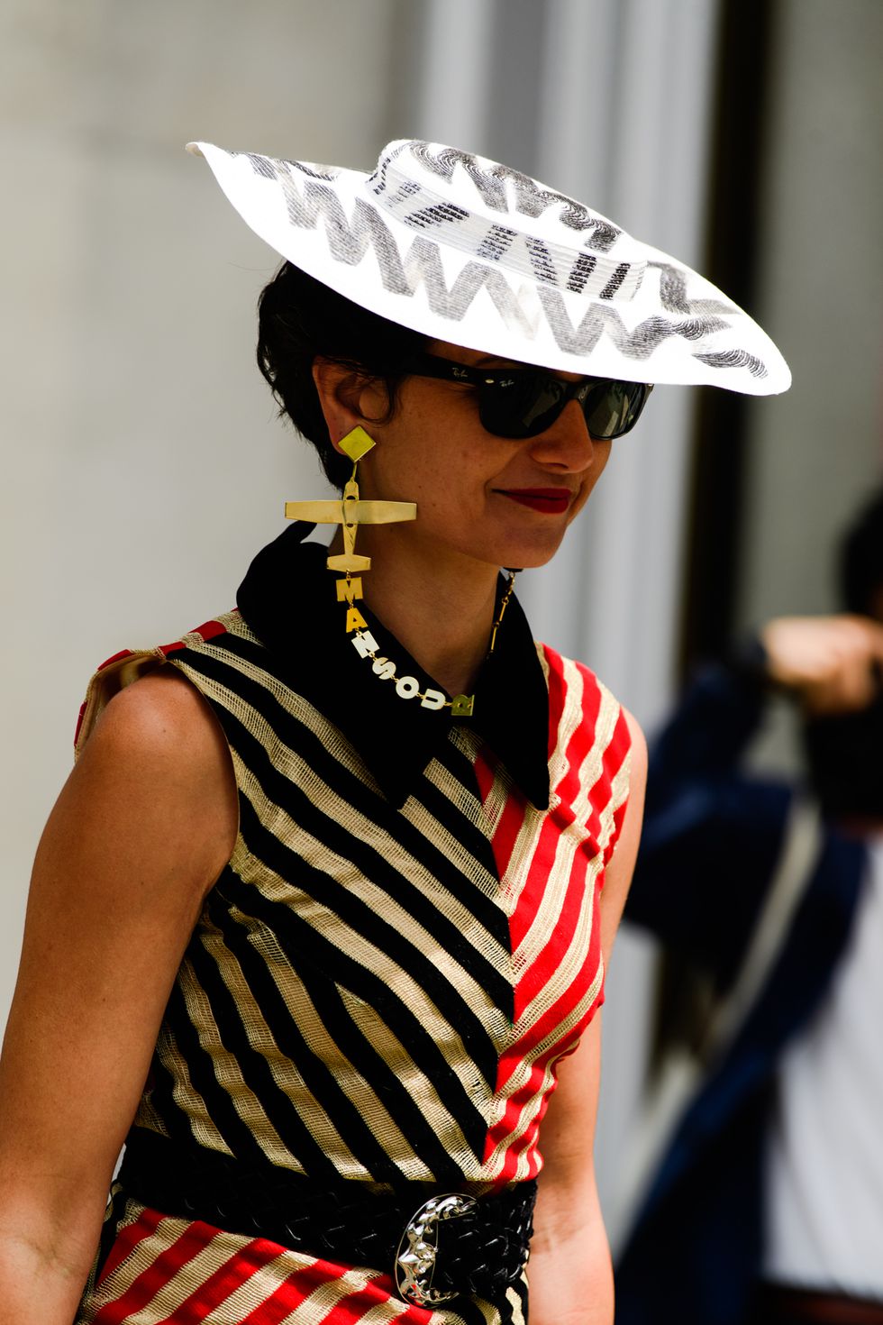 phụ kiện "độc lạ" Mũ moschino street style haute couture 2019