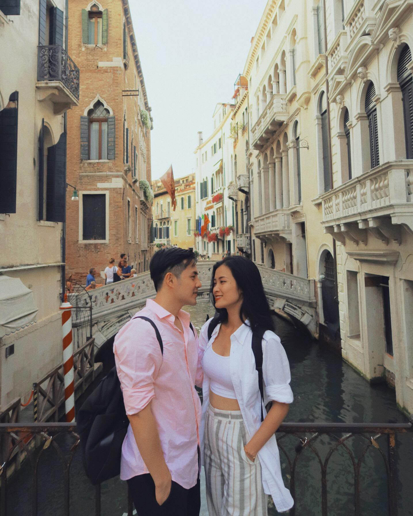 đông nhi ông cao thắng áo sơmi du lịch venice
