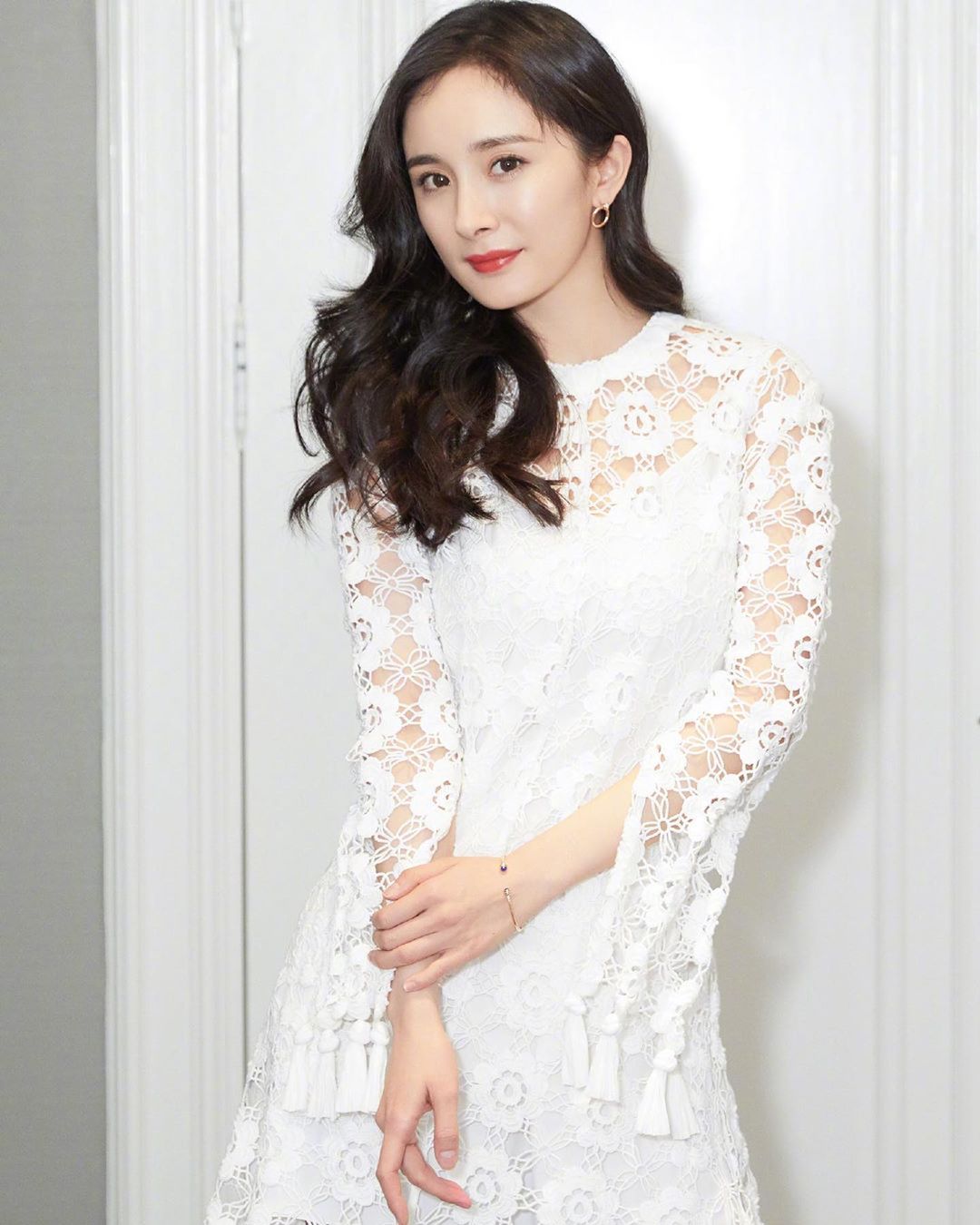 Dương Mịch mặc váy trắng ren