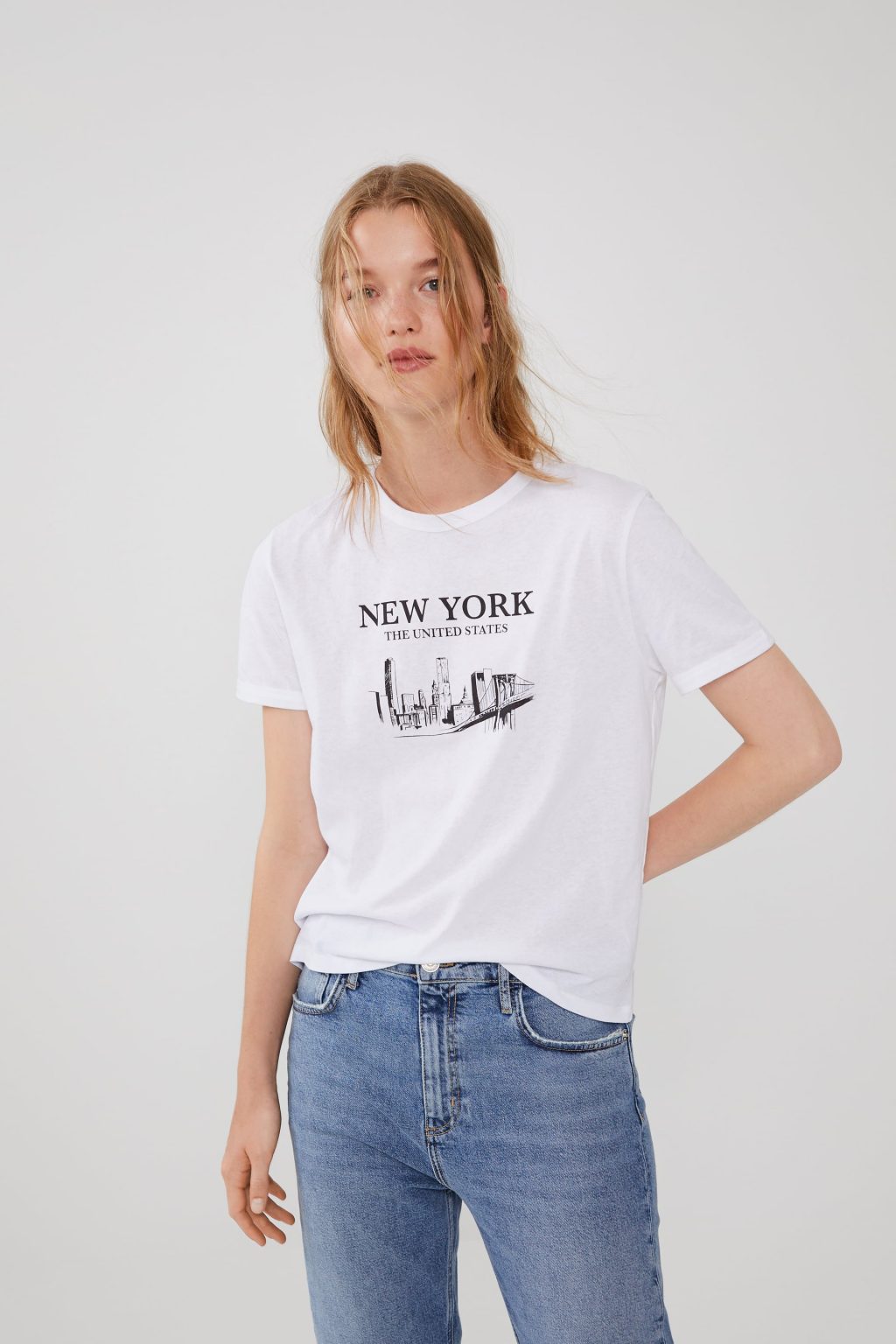 Người mẫu Zara mặc áo phông trắng cùng quần jeans