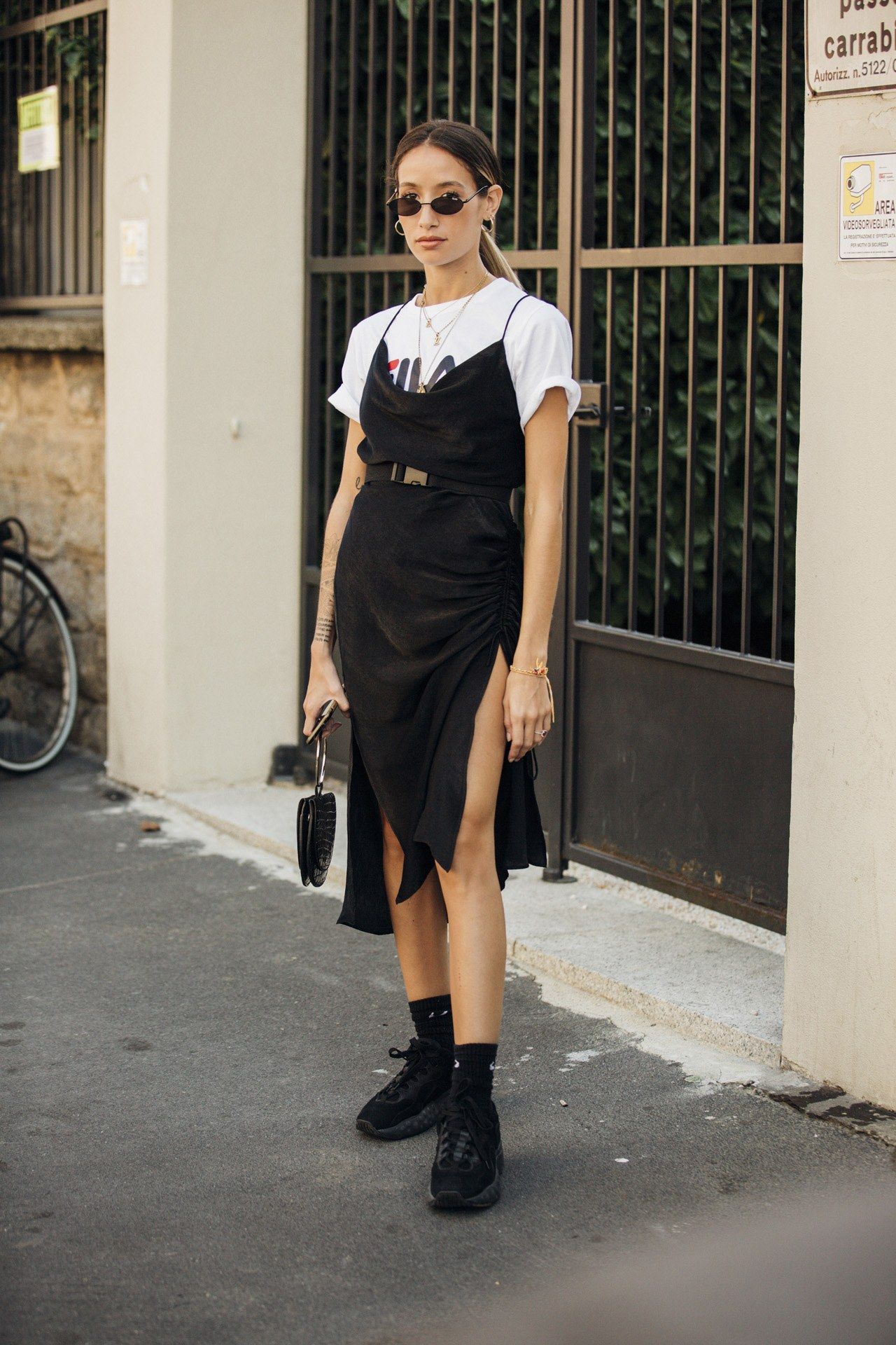 fashionista mặc slip dress lụa và áo thun với boots