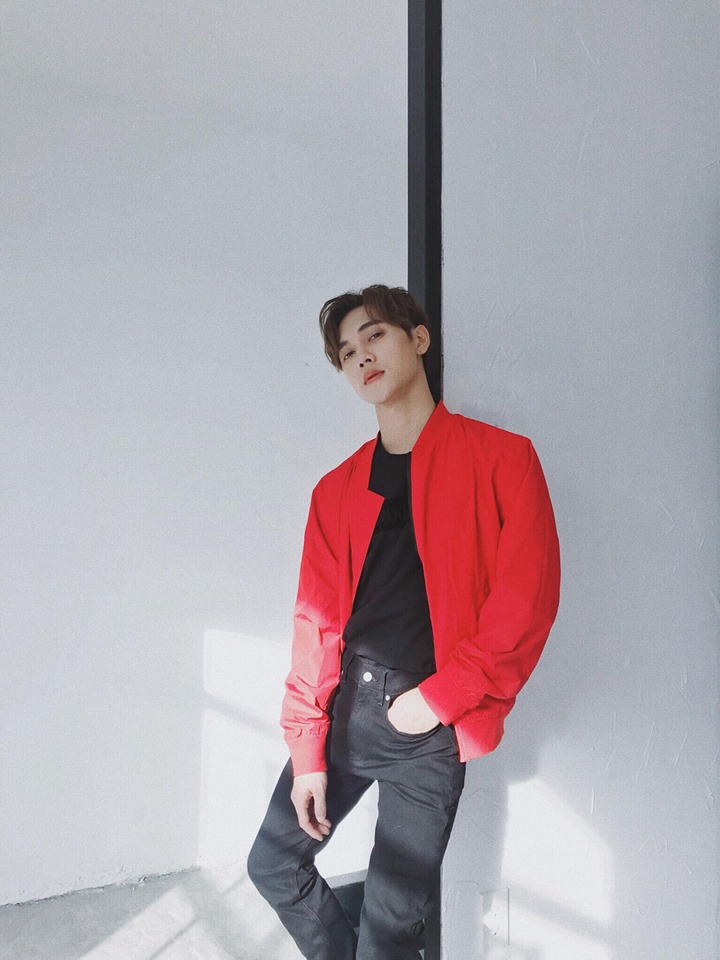 Hot boy Jsol Nguyễn Thái Sơn trong áo thun quần jeans áo khoác Calvin Klein