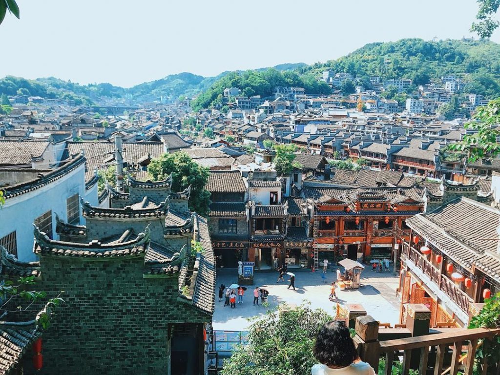 Nhân gian ngàn năm ở Phượng Hoàng cổ trấn | ELLE