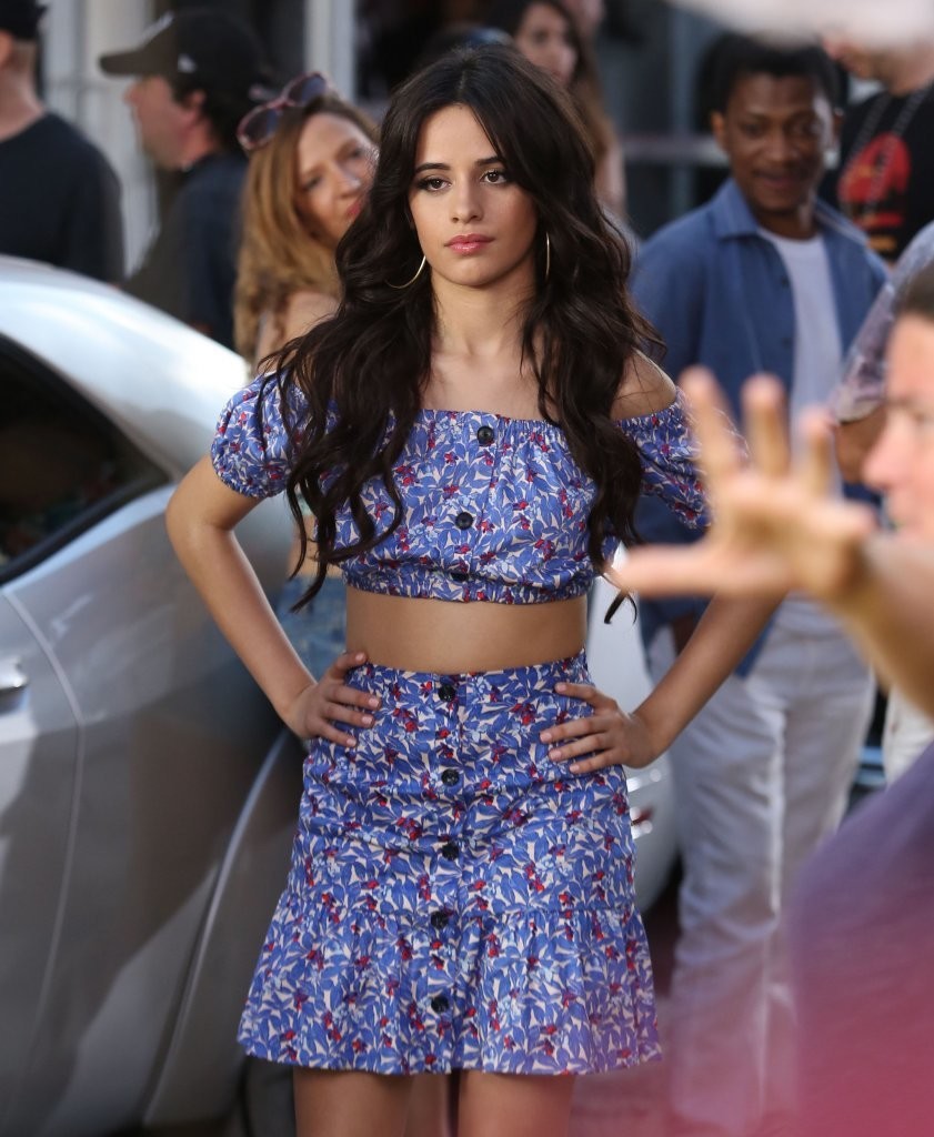 Camila Cabello mặc áo crop top trễ vai và váy đồng bộ