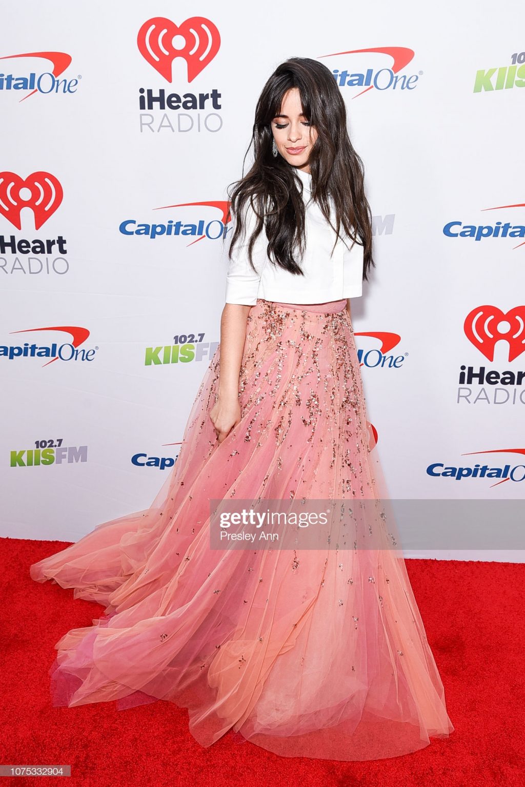 Camila Cabello kết hợp áo sơ mi crop top cùng chân váy dài